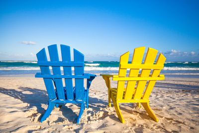 Strand bunte Holzstühle für Ferien und Sommerausflüge in Tulum, Mexiko - © 123rf.com / travnujivstudio