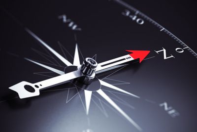 schwarzes Kompassgesicht mit nach Norden zeigender Nadel - © 123rf.com / olivier26